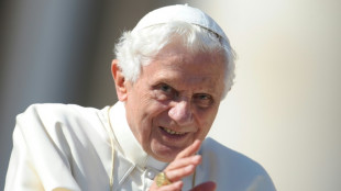 Le pape François rend un hommage ému au "gentil" Benoît XVI, mort à 95 ans