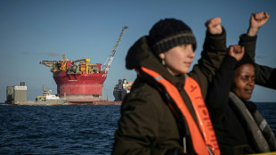 Deux militants de Greenpeace de plus sur un navire de Shell en pleine mer