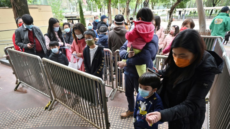 A Hong Kong, l'angoisse des parents séparés de leurs enfants positifs au Covid