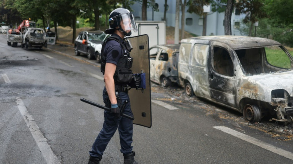 Nueva noche de violencia urbana en Francia, aunque menos intensa