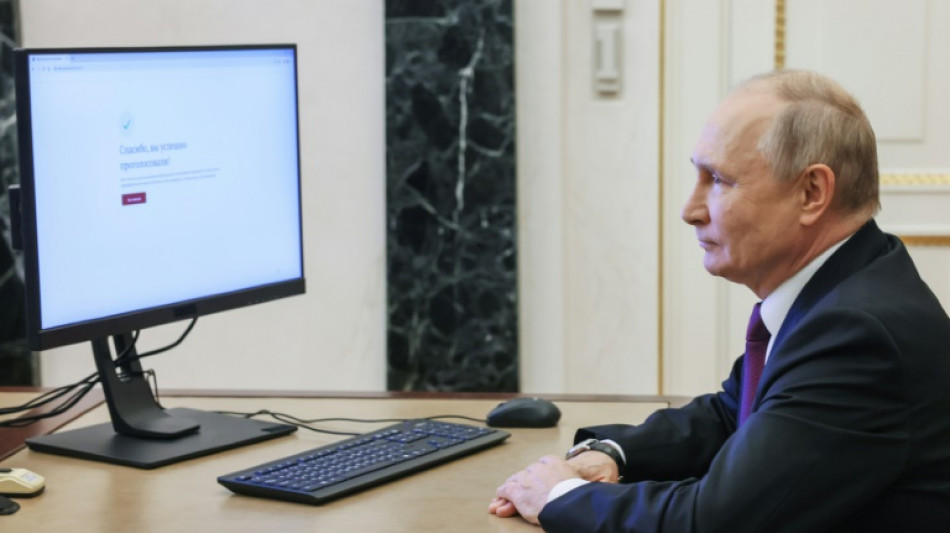 Putin vota por internet en las elecciones regionales y llama a la participación