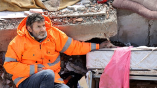 Ola de solidaridad para turco fotografiado sosteniendo la mano de su hija muerta tras sismo