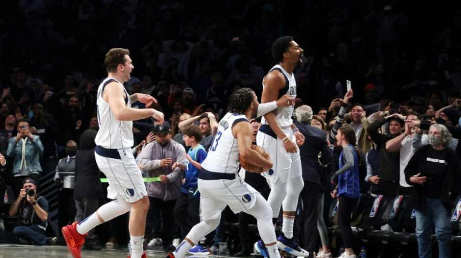 NBA: Dallas bat Brooklyn au buzzer, Curry blessé