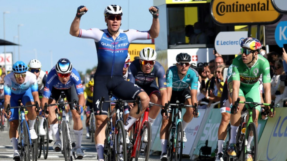 Tour de France: van Aert, deuxième derrière Jakobsen, se console avec le jaune