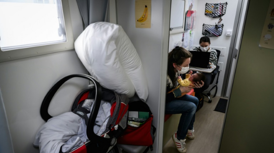 Dans la campagne auvergnate, un camion médical à la rencontre des femmes enceintes