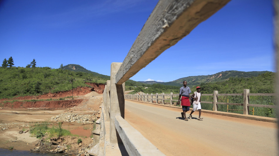 Malawi: corteo funebre di Chilima contro la folla, 4 morti