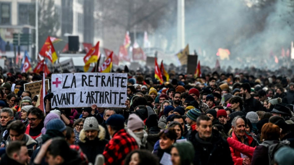 Retraites: une réforme adoptée au forceps malgré une mobilisation massive