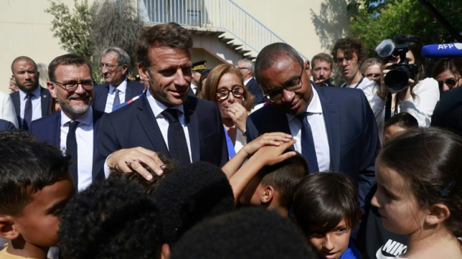 Après l'école, Macron annonce une rallonge pour les hôpitaux marseillais 