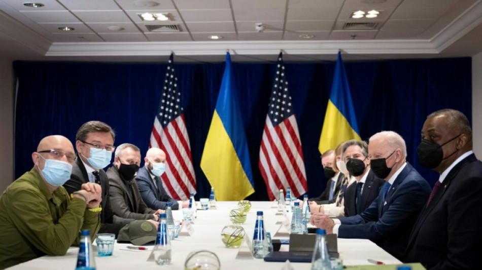 Ukraine : Biden doute des annonces russes et traite Poutine de "boucher"