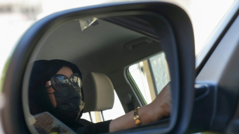 Las mujeres sauditas se convierten en taxistas ante el alto costo de la vida