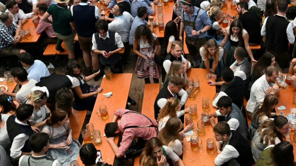 Oktoberfestbesucher bleibt auf Heimweg in Absperrung stecken