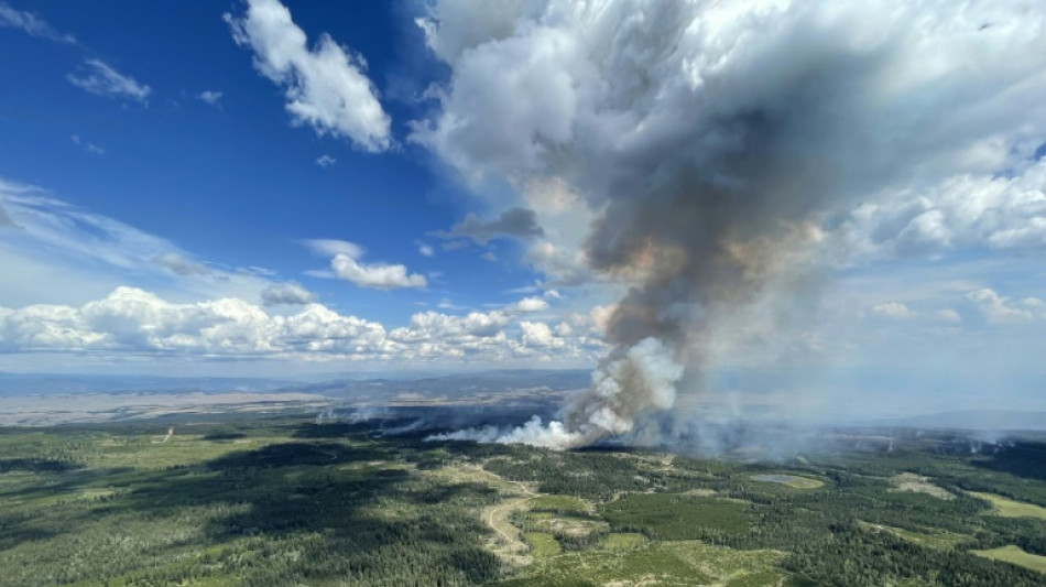 Evacuation de Yellowknife dans le Grand Nord canadien en raison des feux de forêt