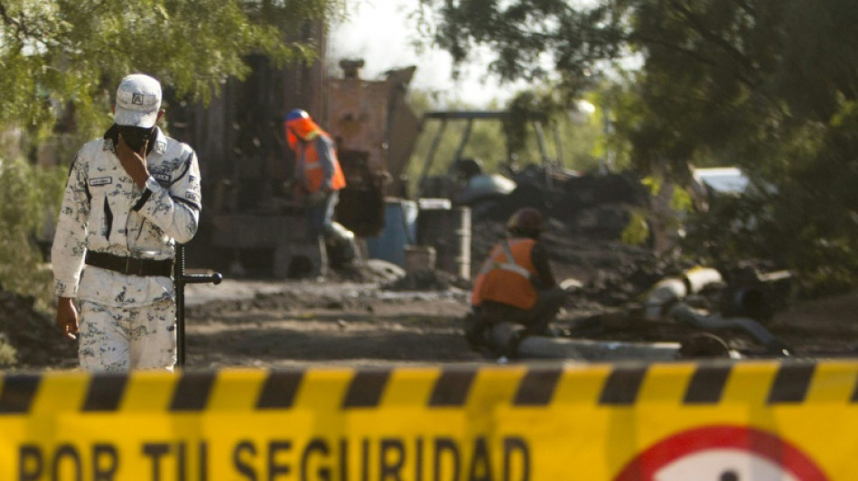 Familiares cautelosos ante la inminente entrada de buzos a la mina con 10 obreros atrapados