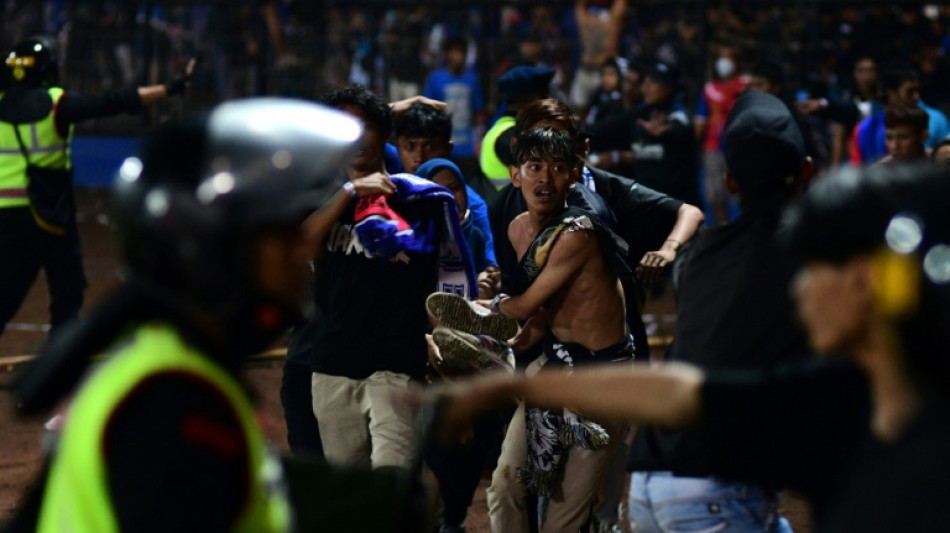 Caos y pánico en estadio de Indonesia antes de estampida mortal