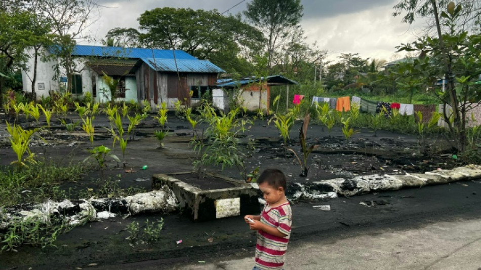 En Birmanie, des habitants envahis par des déchets plastiques venus des pays occidentaux