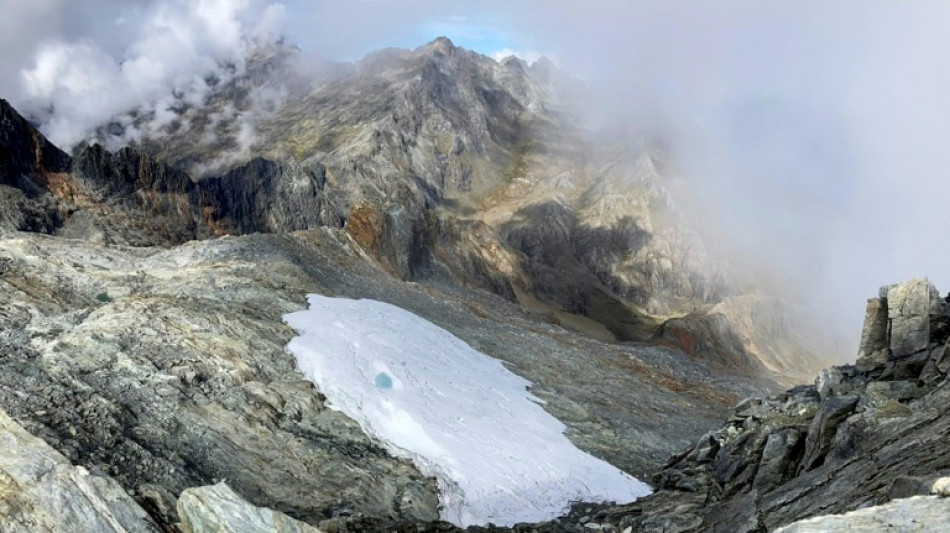 Un manto plástico para arropar lo que queda del último glaciar de Venezuela