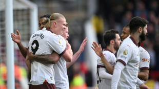 City bate Nottingham Forest e segue na cola do líder Arsenal, que vence Tottenham