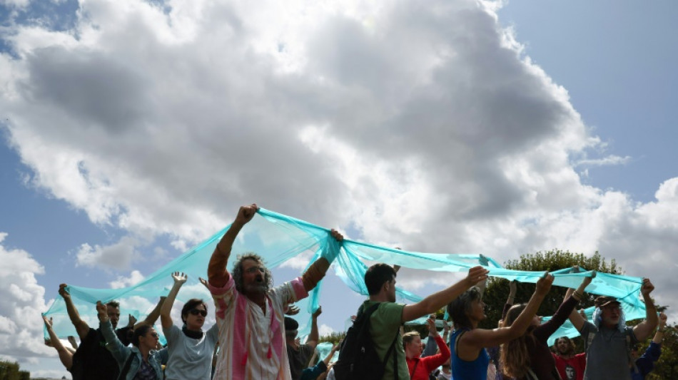 Convoi de l'eau: après l'échec de la demande de moratoire, plus d'un millier de personnes défilent à Paris