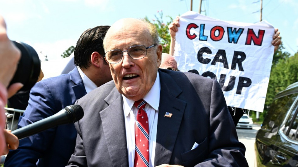 Rudy Giuliani stellt sich nach Anklage wegen Wahlbeeinflussung in Georgia