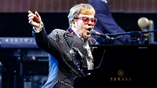 Fans, brillo y lentejuelas para la despedida de Elton John de Inglaterra en Glastonbury