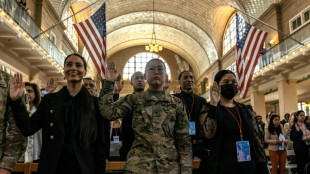 "Ma place est ici": de nouveaux citoyens américains prêtent serment à Ellis Island