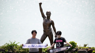 Eingefleischter Queen-Fan kann endlich Freddie-Mercury-Statue enthüllen