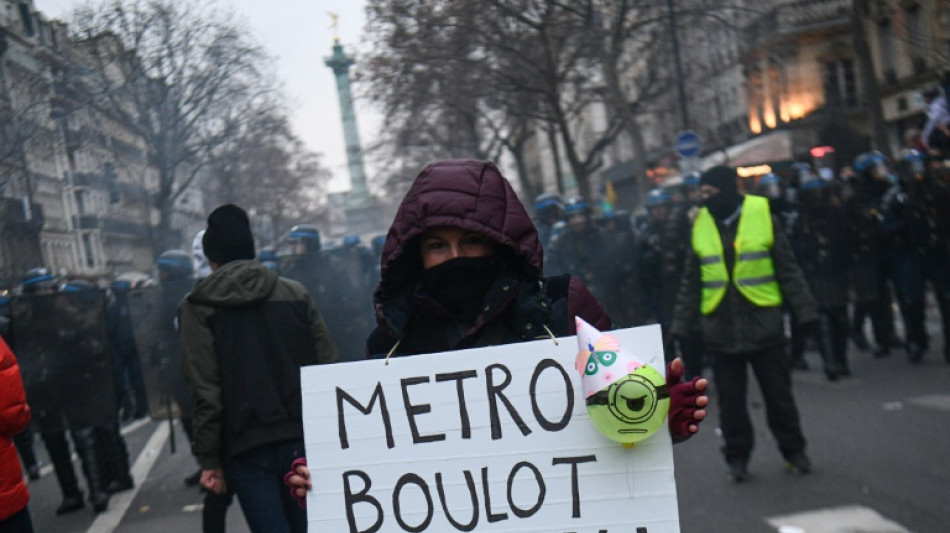 Retraites: premiers défilés, les syndicats espèrent frapper "plus haut, plus fort"