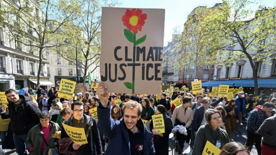 Plusieurs milliers de manifestants marchent "pour le futur" à Paris