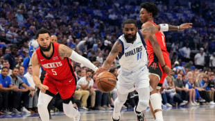 Mavericks ganan a Rockets en la prórroga con 48 puntos de Irving