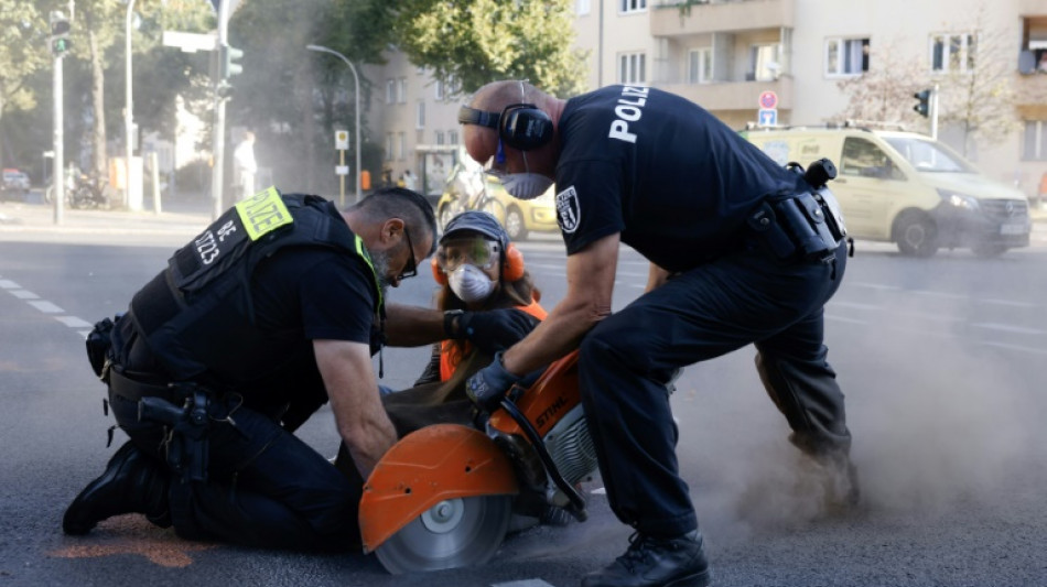 Autofahrer besprüht Aktivisten von Letzter Generation in Berlin mit Reizgas