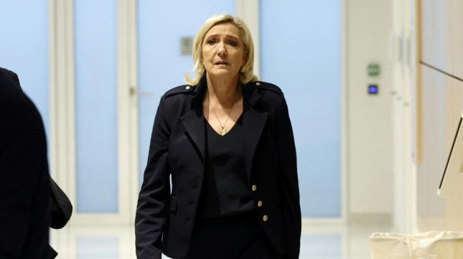 Frankreichs Rechtspopulistin Le Pen droht mit Sturz der Regierung 