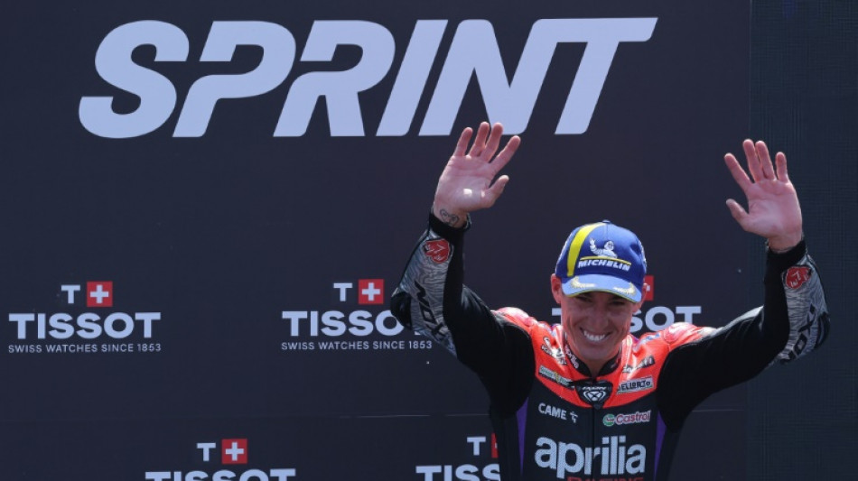 Espargaró aprovecha la caída de Bagnaia para imponerse en el esprint de Cataluña