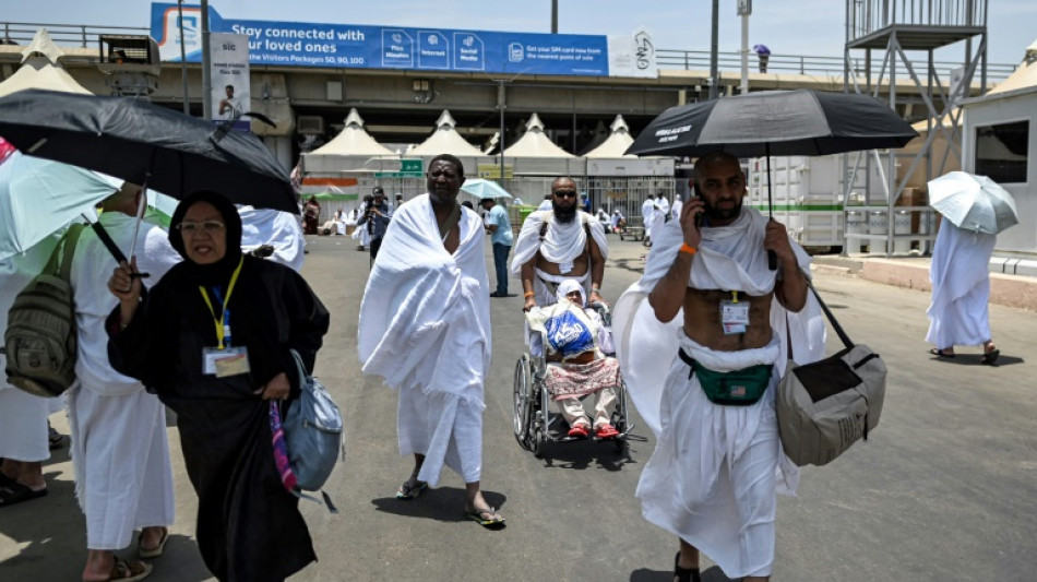 Les pèlerins musulmans convergent vers Mina, étape majeure du hajj à La Mecque 