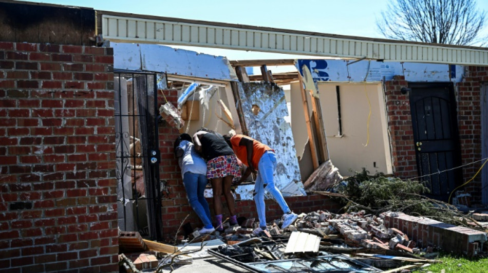 Dans le Mississippi, le choc d'une tornade meurtrière mais la reconnaissance d'être en vie