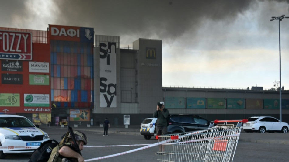 Al menos seis muertos deja bombardeo ruso a un hipermercado en el noreste de Ucrania