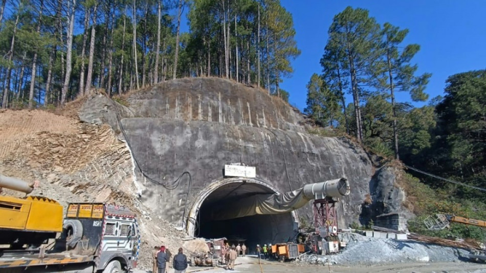 Inde: localisés "vivants", 40 ouvriers piégés dans un tunnel commencent à être secourus