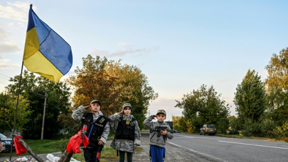 Sur les routes ukrainiennes, des enfants "jouent" les soldats