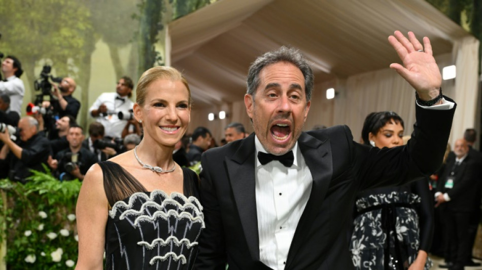 Estudiantes protestan durante ceremonia de graduación de actor proisraelí Jerry Seinfeld