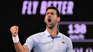 Djokovic gana pero sufre en su entrada en liza en el Abierto de Australia