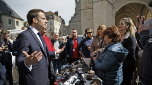 Dans le Jura et le Doubs, Macron écoute la "colère" et vante "l'ordre"