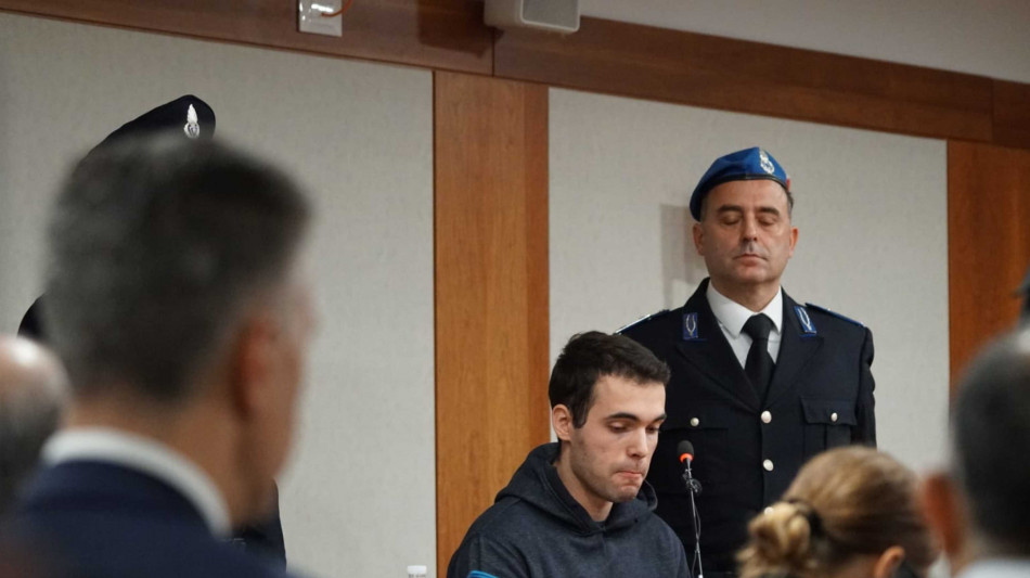 Gino Cecchettin guarda Turetta in aula, lui tiene occhi bassi