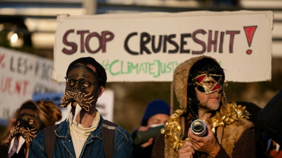 "Shame on you!": des croisiéristes hués par des manifestants à Douarnenez