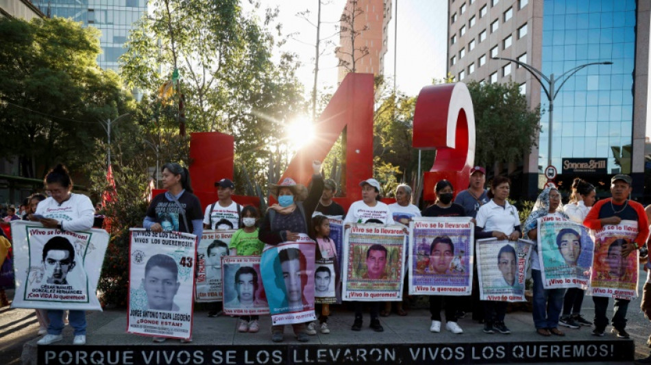 Manifestantes de Ayotzinapa derrumban la puerta del palacio presidencial en México