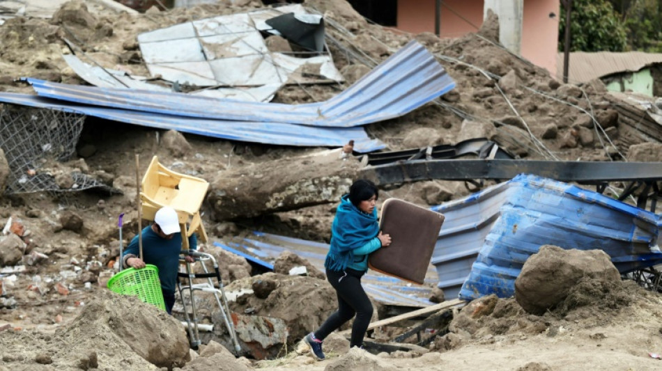 Ecuador eleva a 49 la cifra de muertos por un deslave en el sur del país