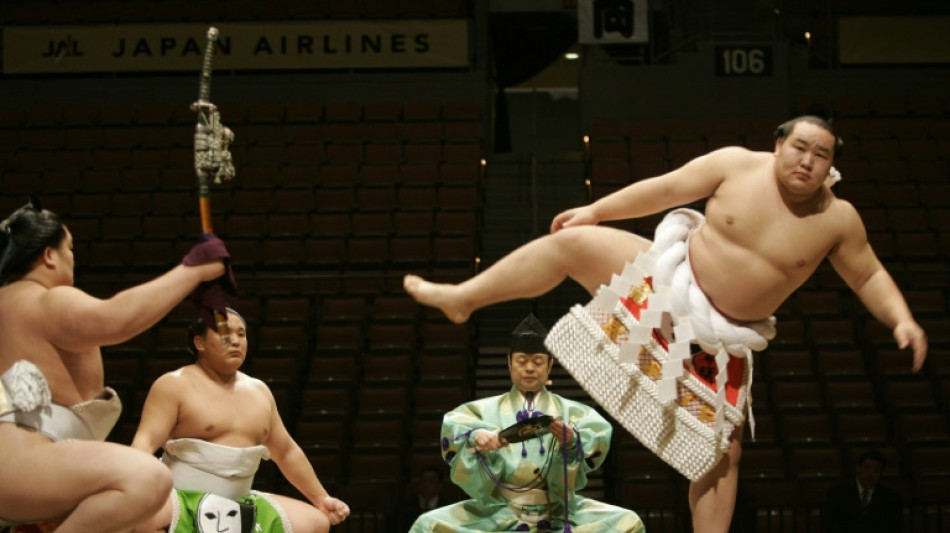 Sumo walks 'tightrope' with first overseas events in 20 years