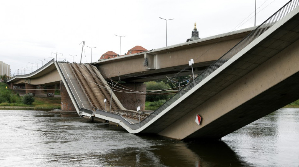 Aufräumarbeiten an eingestürzter Carolabrücke in Dresden kurz vor dem Abschluss