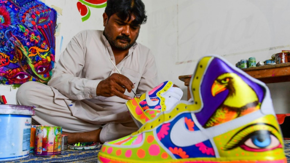 Pakistan: le "truck art" s'étale désormais sur les chaussures de sport