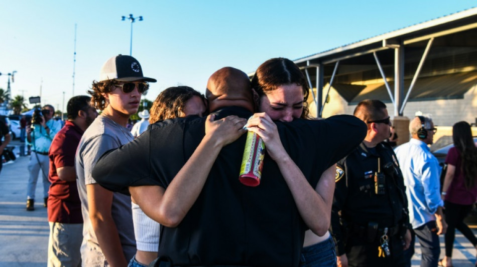 Llantos y abrazos en vigilia por las víctimas de matanza escolar en Texas