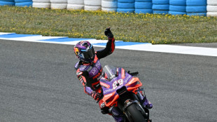 Martín gana el esprint en Jerez en un festival de caídas por la lluvia