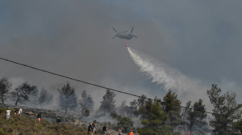 Los bomberos griegos controlan el incendio en los suburbios de Atenas